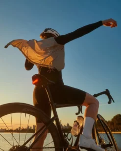 Knog Blinder Genopladelig Baglygte, 100 Lumen - Sikkerhed og Stil til Din Cykel -Specialized Salgsbutik BLS 12996 LS 2