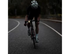 Knog Blinder Skull Genopladelig Forlygte, 200 Lumen - Cykellygte med Høj Lysstyrke 9 Knog Blinder Skull Genopladelig Forlygte, 200 Lumen - Cykellygte med Høj Lysstyrke -Specialized Salgsbutik Blinder Skull Front LS