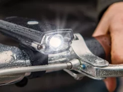 Blackburn Dayblazer Genopladelig Forlygte, 550 Lumen - Cykellygte til Sikkerhed og Klarhed -Specialized Salgsbutik bbn dayblazer 550 front light 7134751 lifestyle 3