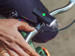 Blackburn Dayblazer Genopladelig Forlygte, 550 Lumen - Cykellygte til Sikkerhed og Klarhed -Specialized Salgsbutik bbn dayblazer 550 front light 7134751 lifestyle 4