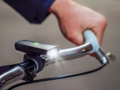 Blackburn Dayblazer Genopladelig Forlygte, 550 Lumen - Cykellygte til Sikkerhed og Klarhed -Specialized Salgsbutik bbn dayblazer 550 front light 7134751 lifestyle 5